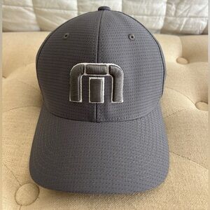 Travis Mathew Flex Fitted S-M Golf Hat Cap Polyester Casual Logo Men Women Gray